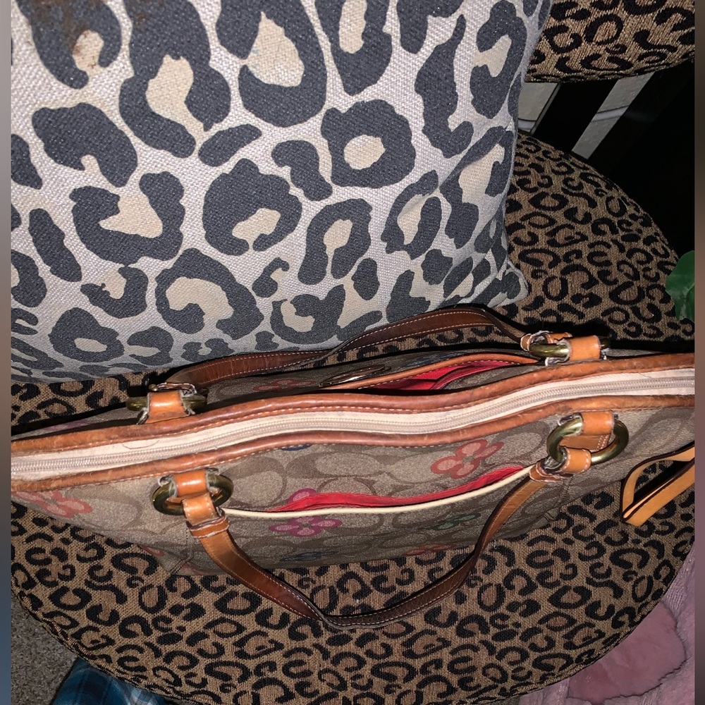 👛💜COACH Peyton Clover Purse💜👛 READ DESCRIPTION AND SEE PHOTOS AND VIDEO - Picture 5 of 15
